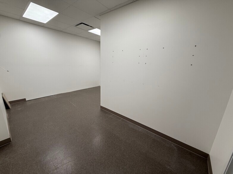 More Photos Of 4801-4805 Reading St, Dallas Distribution For Lease