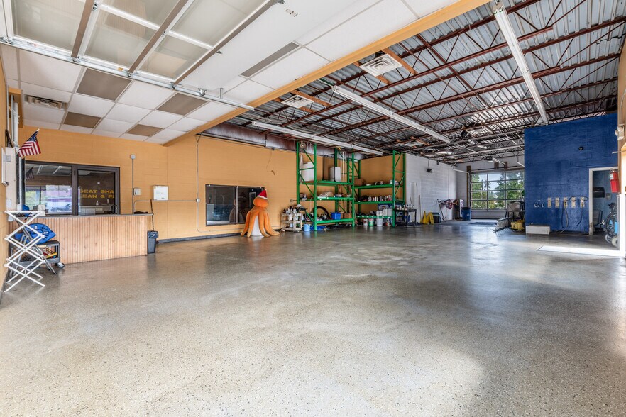 More Photos Of 2415 Maple Ave, Zanesville General Retail For Sale