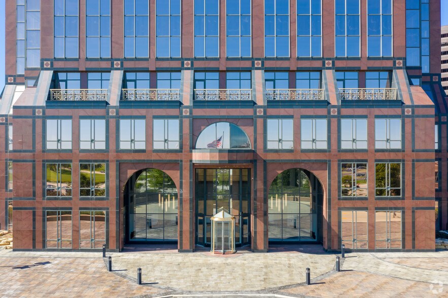 More Photos Of 2 Pierce Pl, Itasca Office For Lease