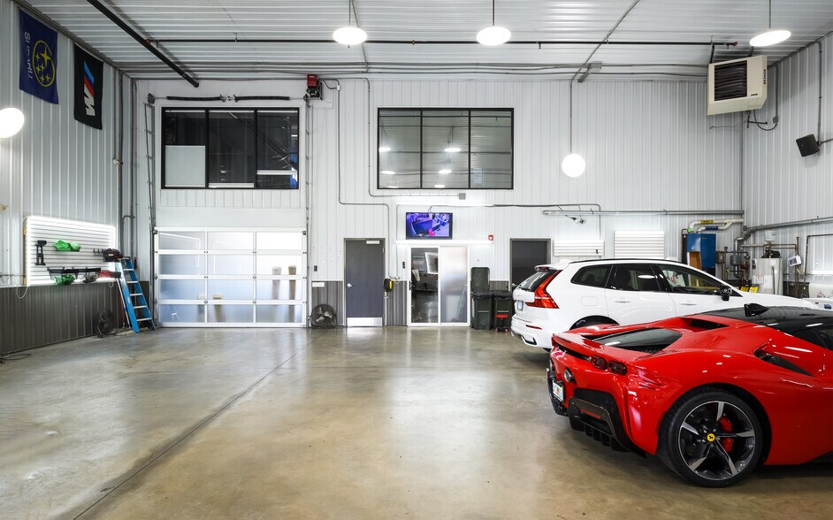 More Photos Of 2108-2260 Ferry Rd, Naperville Showroom For Sale