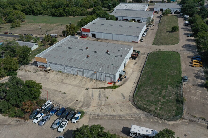 More Photos Of 10630 Joseph Clayton Dr, Austin Service For Lease