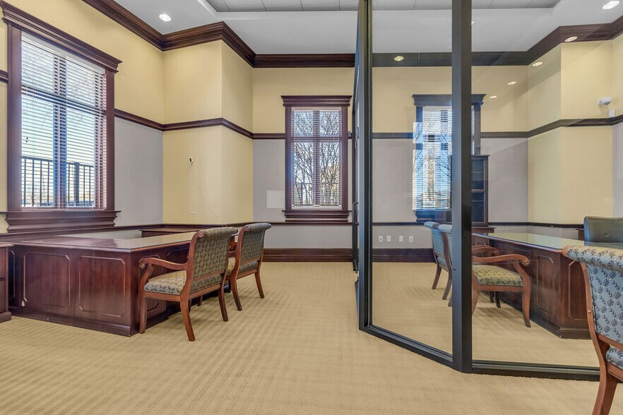 More Photos Of 5800 W Northwest Hwy, Dallas Office For Sale