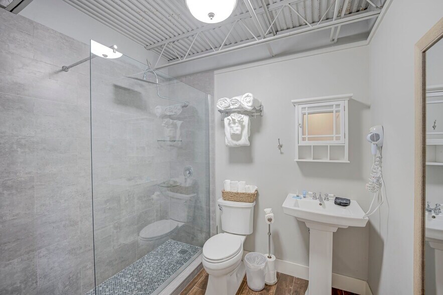 More Photos Of 1161-1165 Estero Blvd, Fort Myers Storefront Retail Residential For Sale