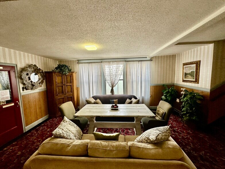 More Photos Of 925 1st Ave, Monte Vista Hotel For Sale