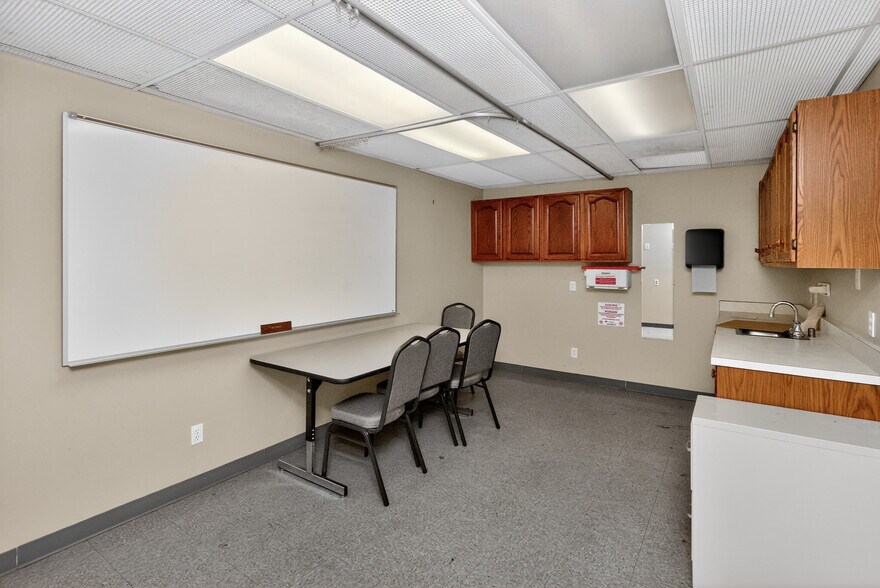 More Photos Of 1017 E 7th St N, Newton Office For Sale