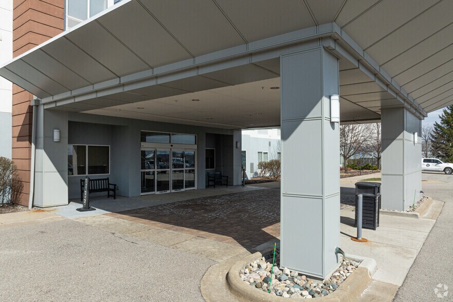 More Photos Of 450 Center Dr, Grand Rapids Hotel For Sale