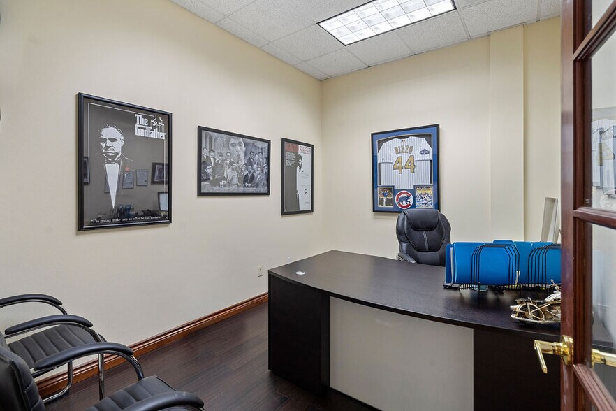 More Photos Of 7901 Kingspointe Pky, Orlando Showroom For Sale