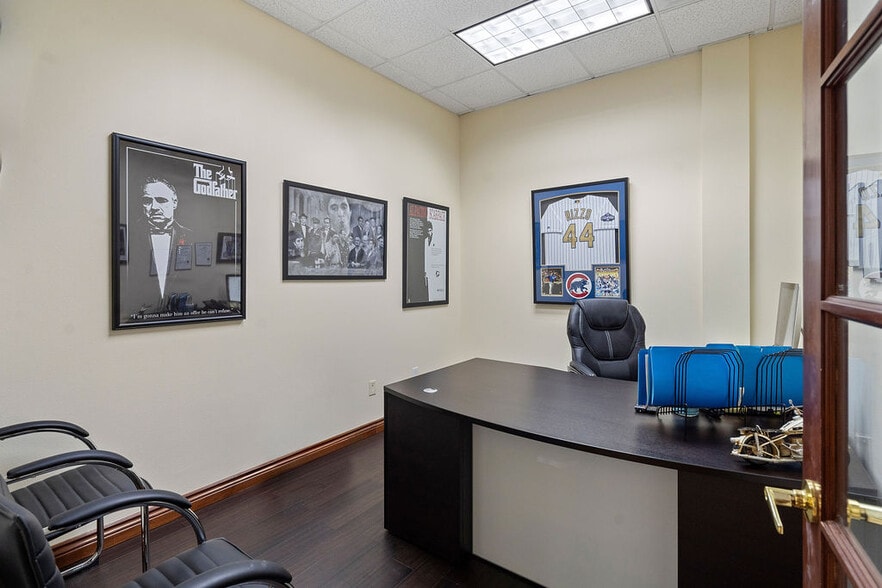 More Photos Of 7901 Kingspointe Pky, Orlando Showroom For Sale