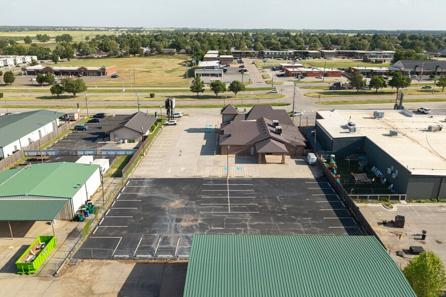 More Photos Of 450 E Main St, Yukon Religious Facility For Sale