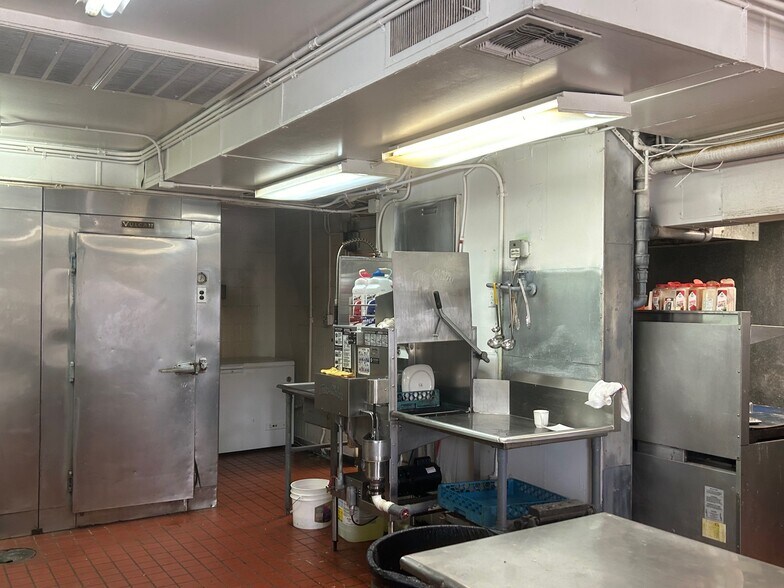 More Photos Of 303 SW Sheridan Rd, Lawton Freestanding For Sale