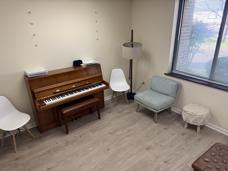 More Photos Of 311 W Maple Ave, Vienna Medical For Sale