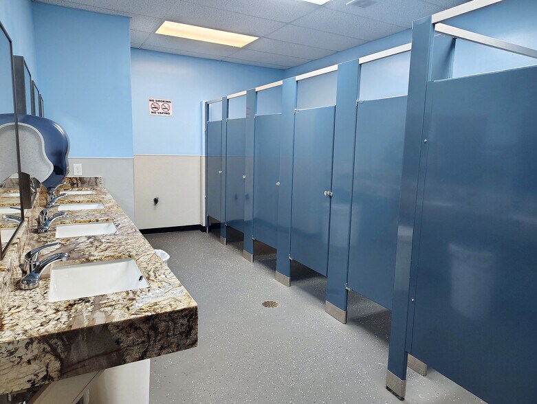 More Photos Of 2585-2605 SE Federal Hwy, Stuart Unknown For Lease