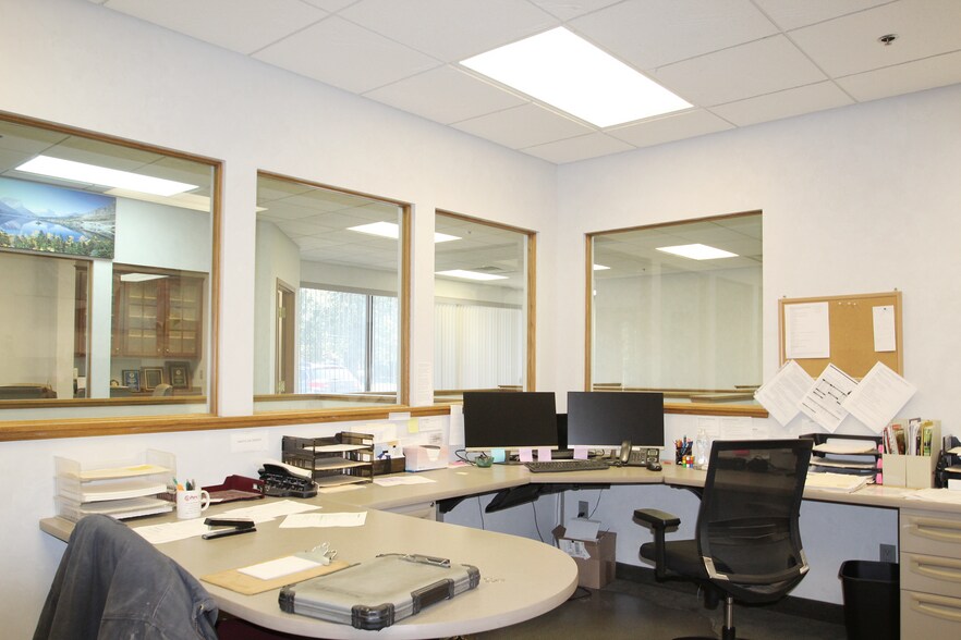 More Photos Of 2557-2571 Center Rd, Hinckley Warehouse For Lease