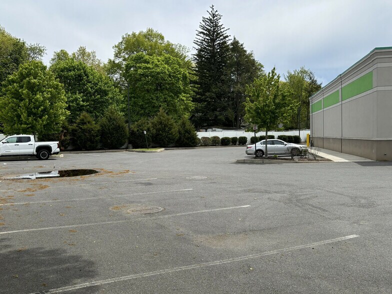 More Photos Of 385 Allen St, Springfield Freestanding For Lease