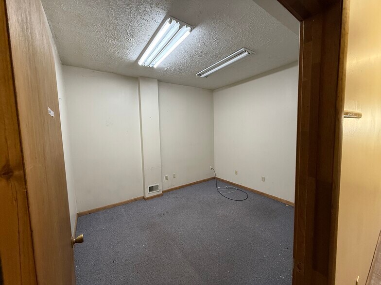 More Photos Of 108 Ball St, East Syracuse Flex For Lease