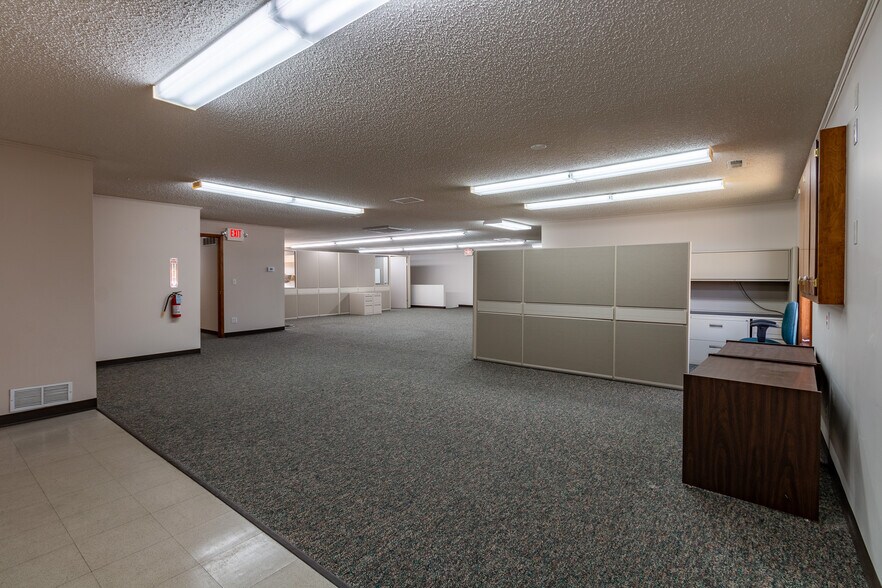 More Photos Of 2500 W 31st St, Lawrence Office For Sale