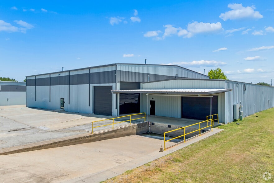 More Photos Of 1716 Shady Oaks Dr, Denton Warehouse For Lease