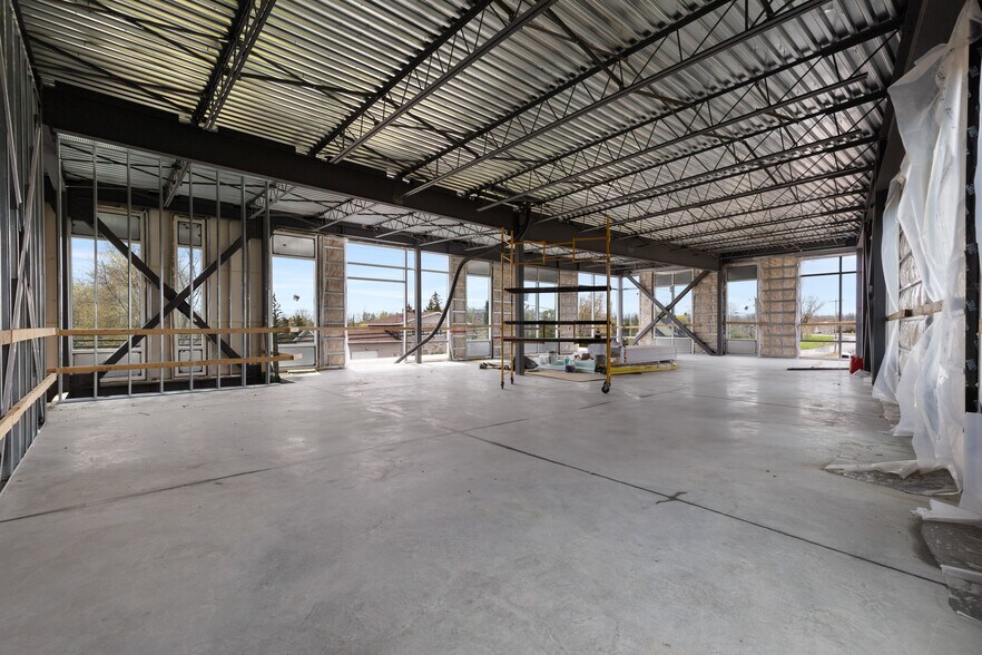 More Photos Of 1250 Rte Édouard-VII, Saint-philippe Showroom For Sale