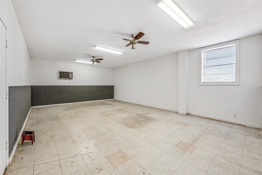 More Photos Of 1497 W Highway 67, Glen Rose Flex For Lease