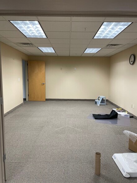 More Photos Of 37 Ramland Rd, Orangeburg Office For Lease