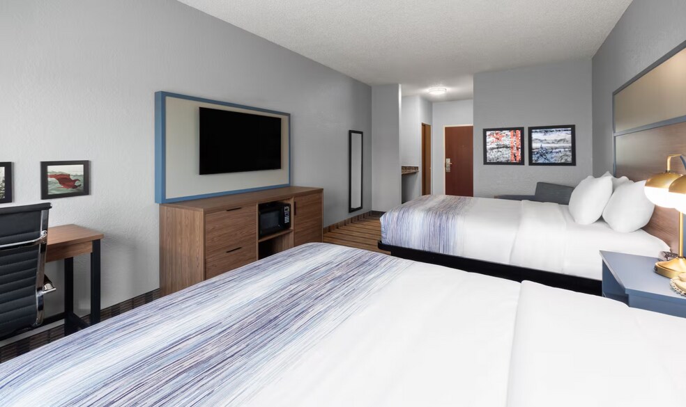 More Photos Of 2210 West St S, Grinnell Hotel For Sale