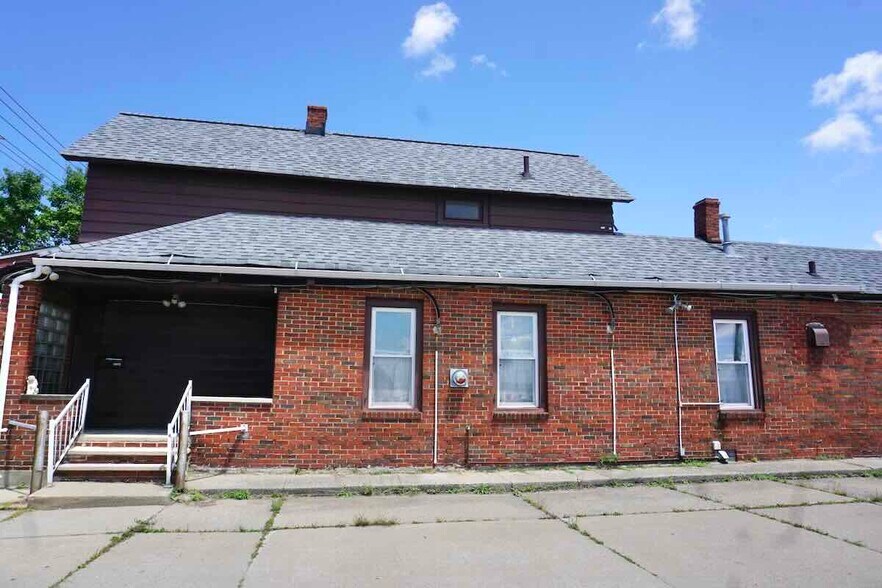 More Photos Of 25580 Lakeland Blvd, Euclid Veterinarian Kennel For Sale