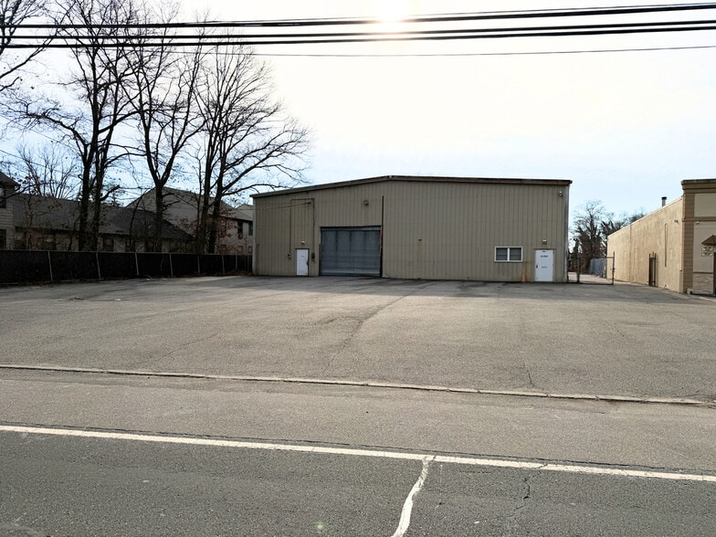 More Photos Of 750 S Railroad Ave, West Babylon Warehouse For Sale