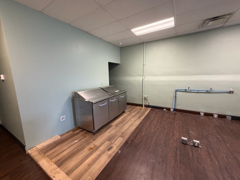 More Photos Of 16 E Washington Ave, Washington Storefront Retail Residential For Lease