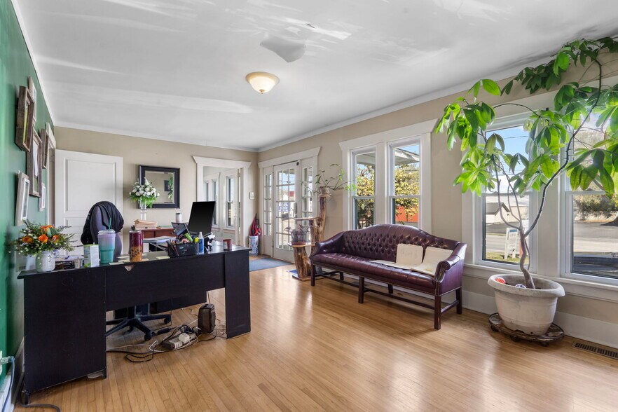 More Photos Of 1658 Saint Louis St, Springfield Office For Lease