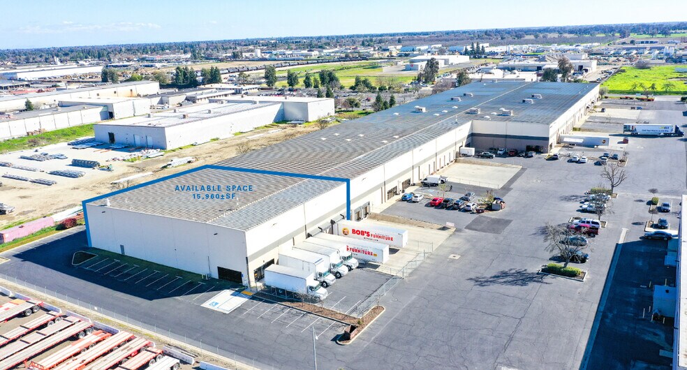 More Photos Of 7940 W Doe Ave, Visalia Distribution For Lease