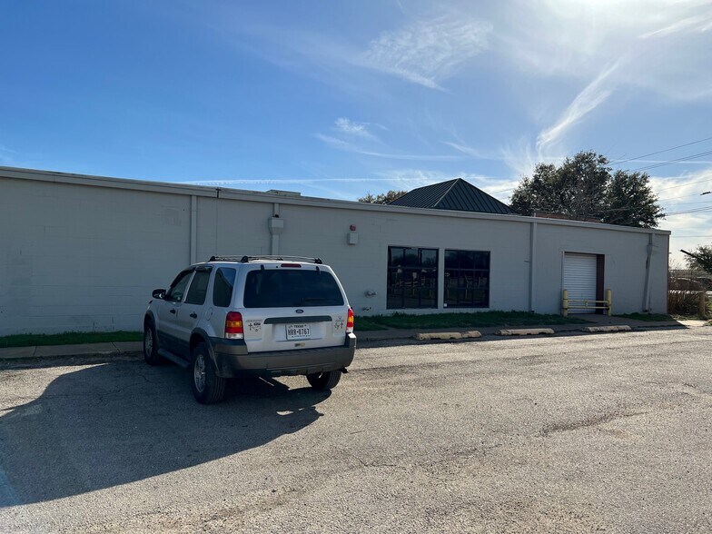 More Photos Of 1624 N 1st St, Garland Light Manufacturing For Sale