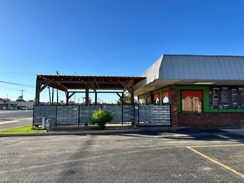 More Photos Of 2000 S Commercial Ave, Coleman Restaurant For Sale