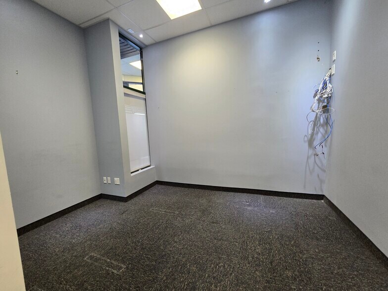 More Photos Of 9825 Boul De L'acadie, Montréal Unknown For Lease