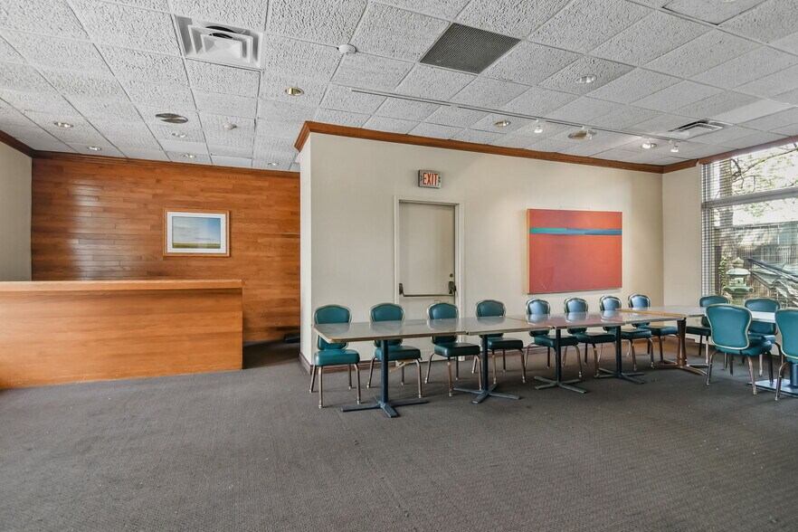 More Photos Of 227 E Adams St, Springfield Flex For Sale