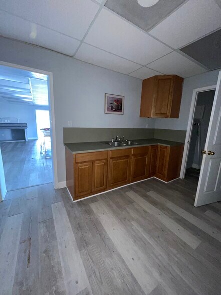 More Photos Of 405 Rusk St, Newton Storefront Retail Office For Sale