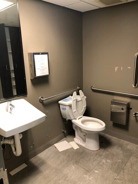 More Photos Of 6740 N Ridge Blvd, Chicago Bank For Lease