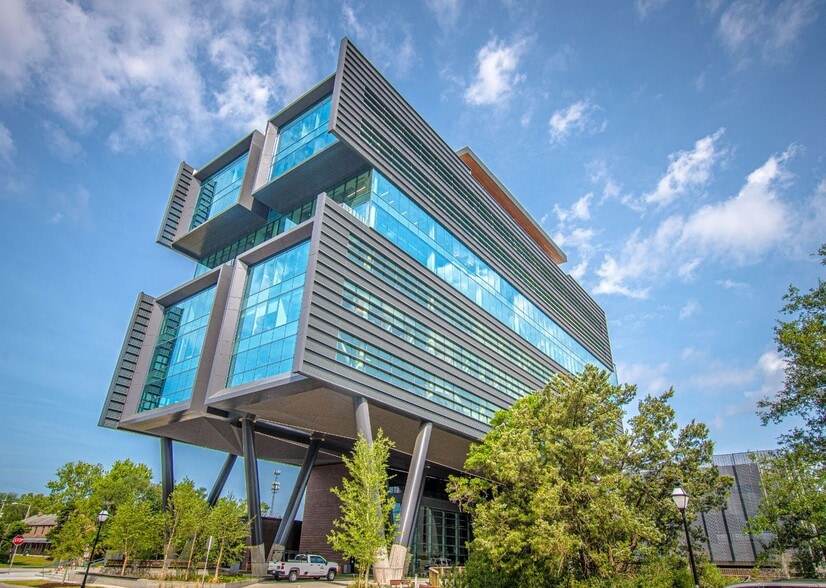 More Photos Of 850 Morrison Dr, Charleston Office For Lease