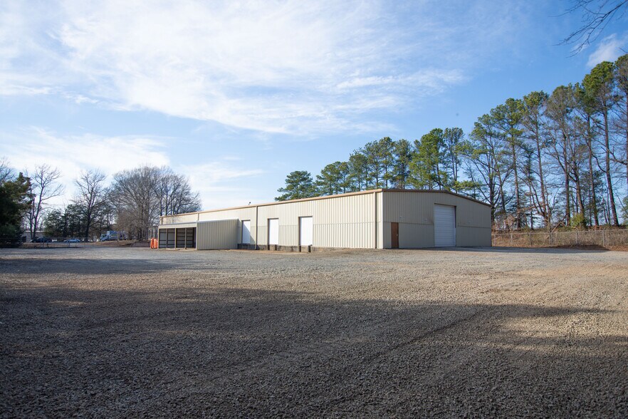 Primary Photo Of 1832 University Commercial Pl, Charlotte Warehouse For Lease