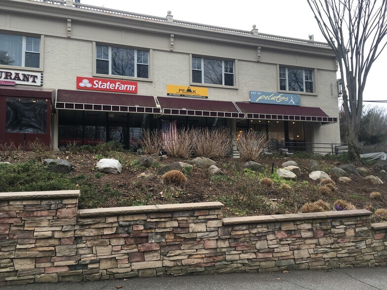 More Photos Of 140 E Main St, Huntington Storefront Retail Office For Lease