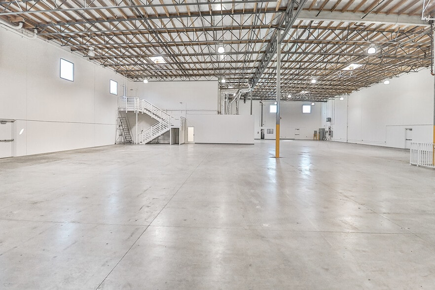 More Photos Of 14350 Arminta St, Panorama City Manufacturing For Lease