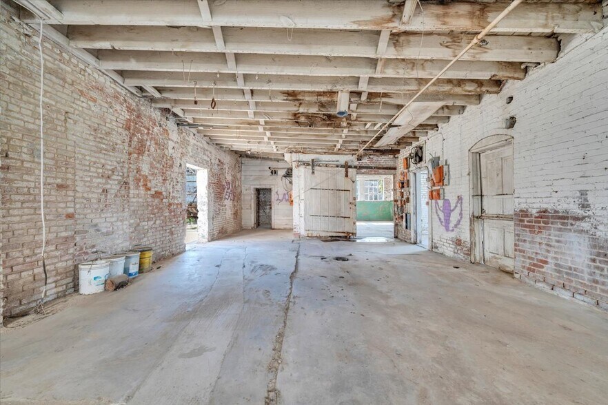 More Photos Of 231 S Colorado St, Salem Freestanding For Sale