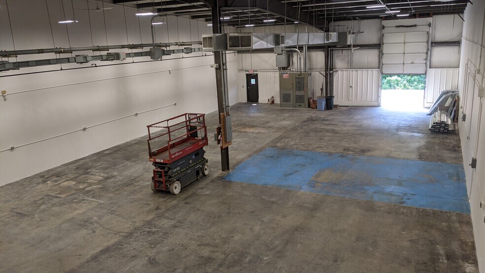 More Photos Of 21 Commerce Dr, North Branford Warehouse For Lease