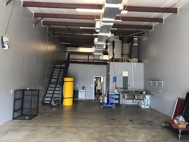 More Photos Of 48 Commerce Ln, Freeport Warehouse For Lease