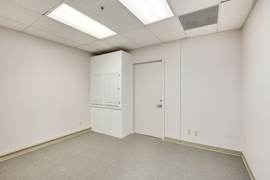 More Photos Of 250 W Main St, Woodland Office For Lease