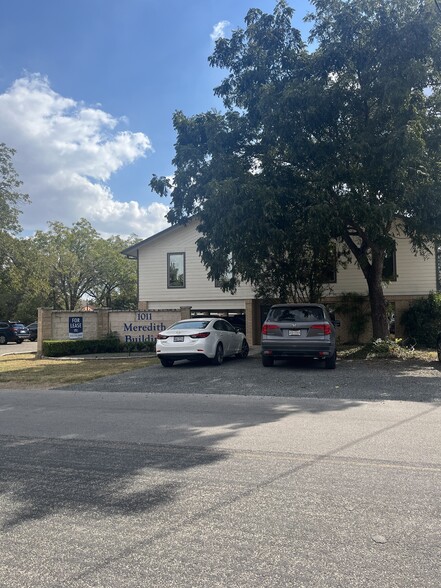 More Photos Of 1011 Meredith Dr, Austin Unknown For Lease