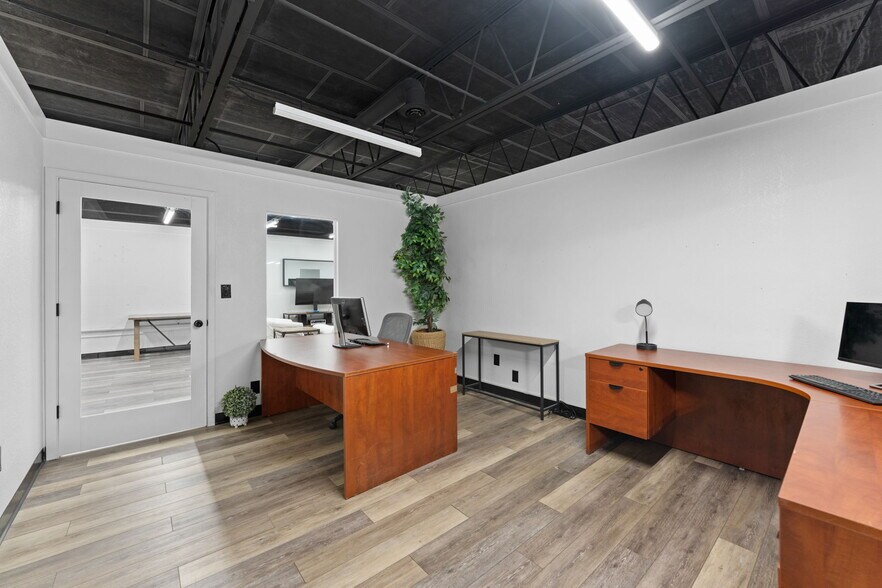 More Photos Of 7490 N 30th Ave, Saint Petersburg Showroom For Sale