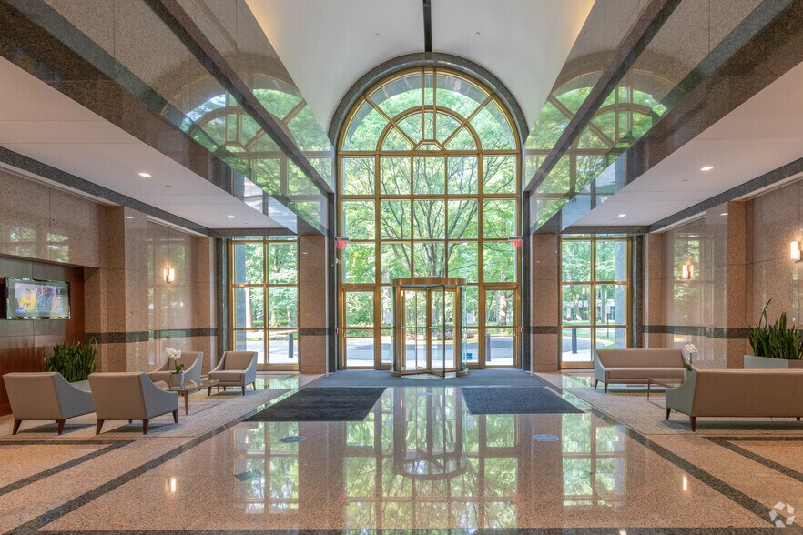 More Photos Of 3141 Fairview Park Dr, Falls Church Office For Lease