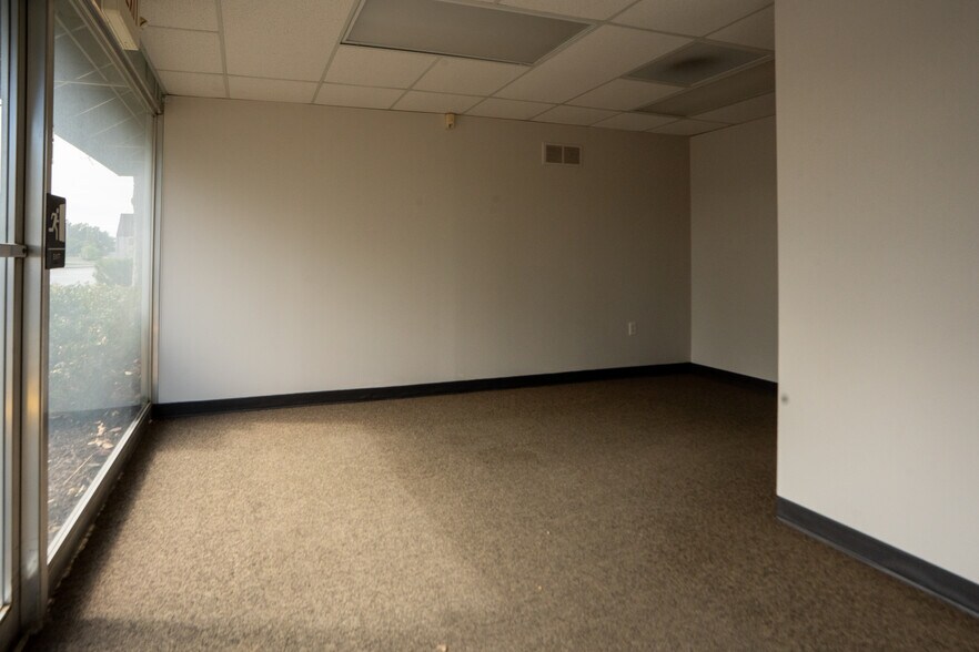 More Photos Of 9719 Olive Blvd, Olivette Freestanding For Lease