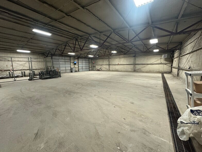 More Photos Of 2029 Plymouth Ave, Waterloo Flex For Sale