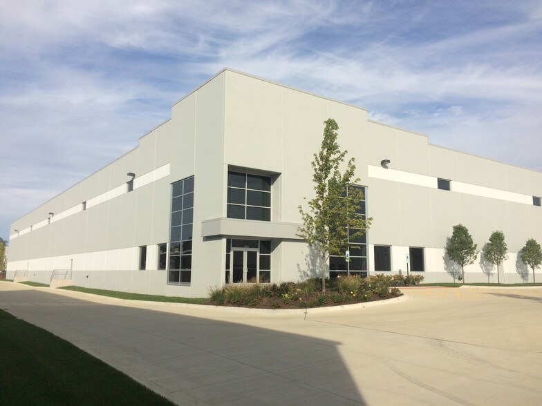 More Photos Of 901-939 E Park Ave, Libertyville Distribution For Lease
